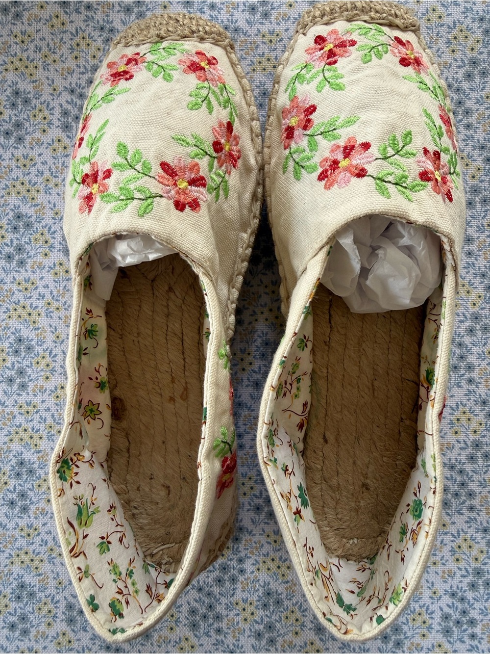 Floral patterned espadrilles flats.